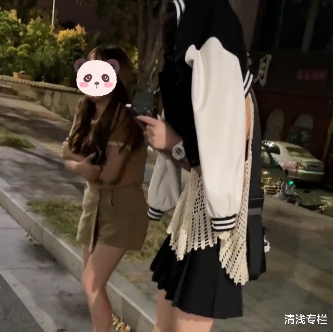 两女子去酒吧玩太嗨,出来才发现一夜降温,在风中冻得瑟瑟发抖