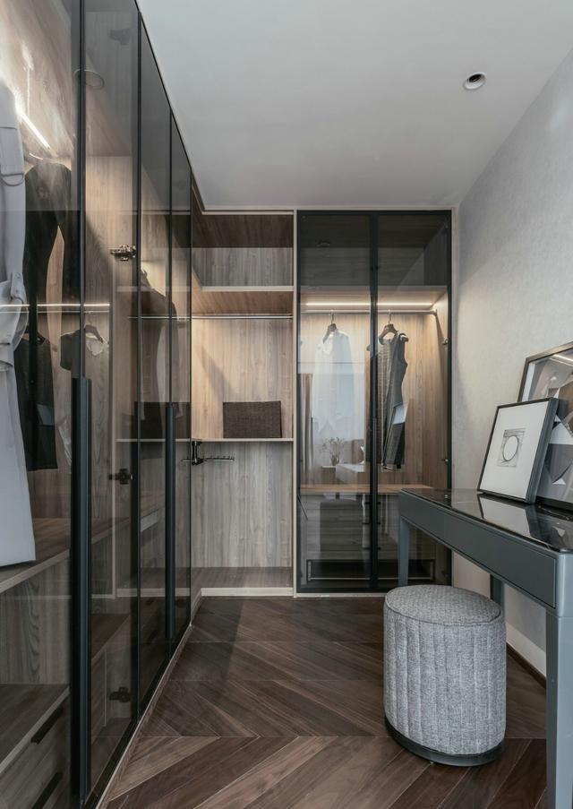 定制衣柜，安装辅灯要再加几百块，想省钱提前个心眼，配件要自配