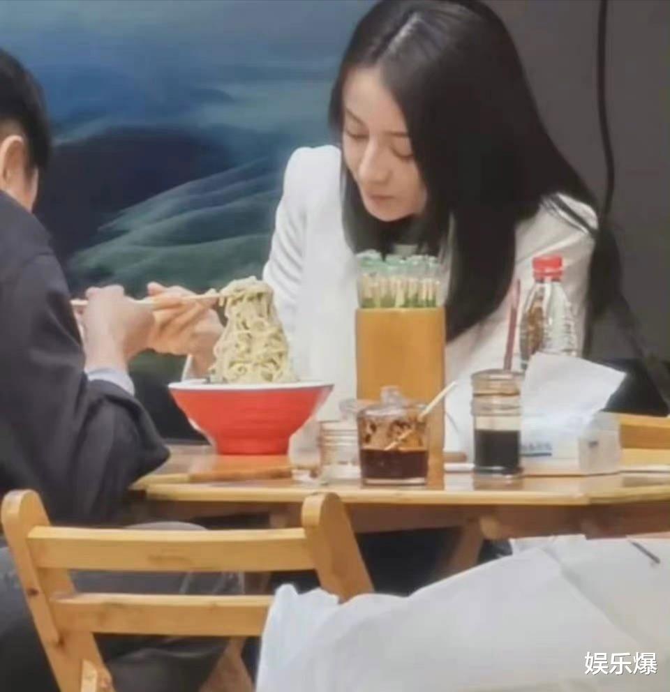 迪丽热巴|迪丽热巴《公诉精英》路透曝光，与佟大为同框吃面，素颜引关注