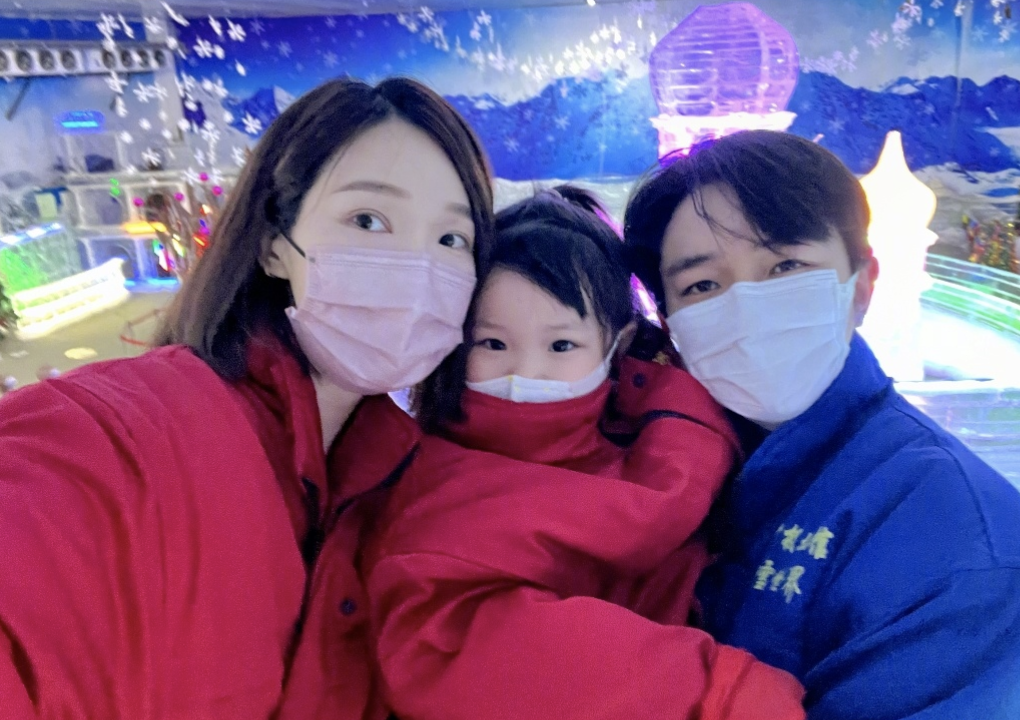 王祖蓝|王祖蓝携妻儿长沙度假，推婴儿车坐地铁接地气，一家四口幸福洋溢