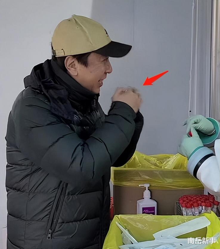 李明启|同样是做核酸，把葛优冯巩李明启和万梓良放一起，差距瞬间出来了