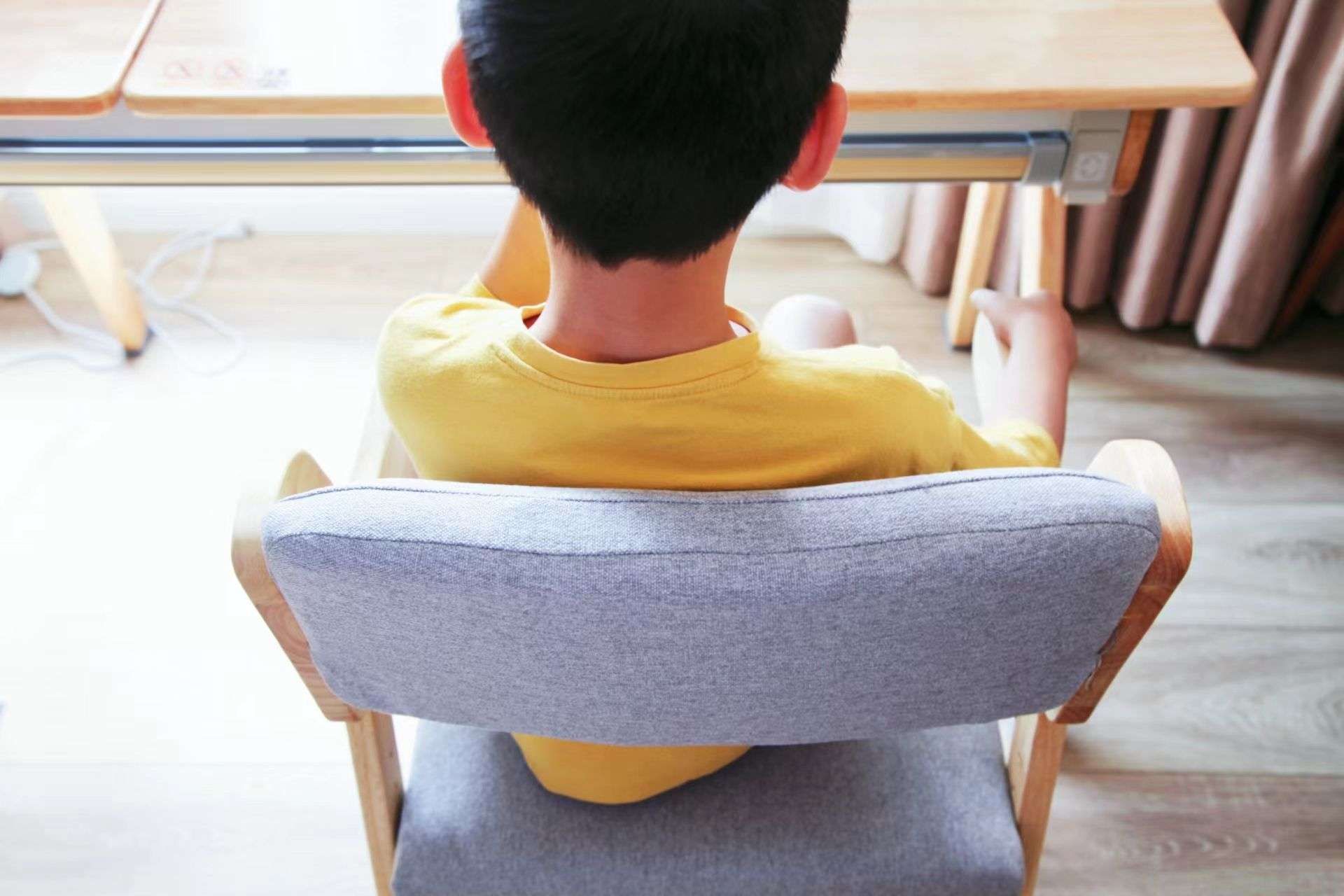 真实木，颜值高又环保，一款陪伴孩子学习的斯芬达小鹿学习桌椅