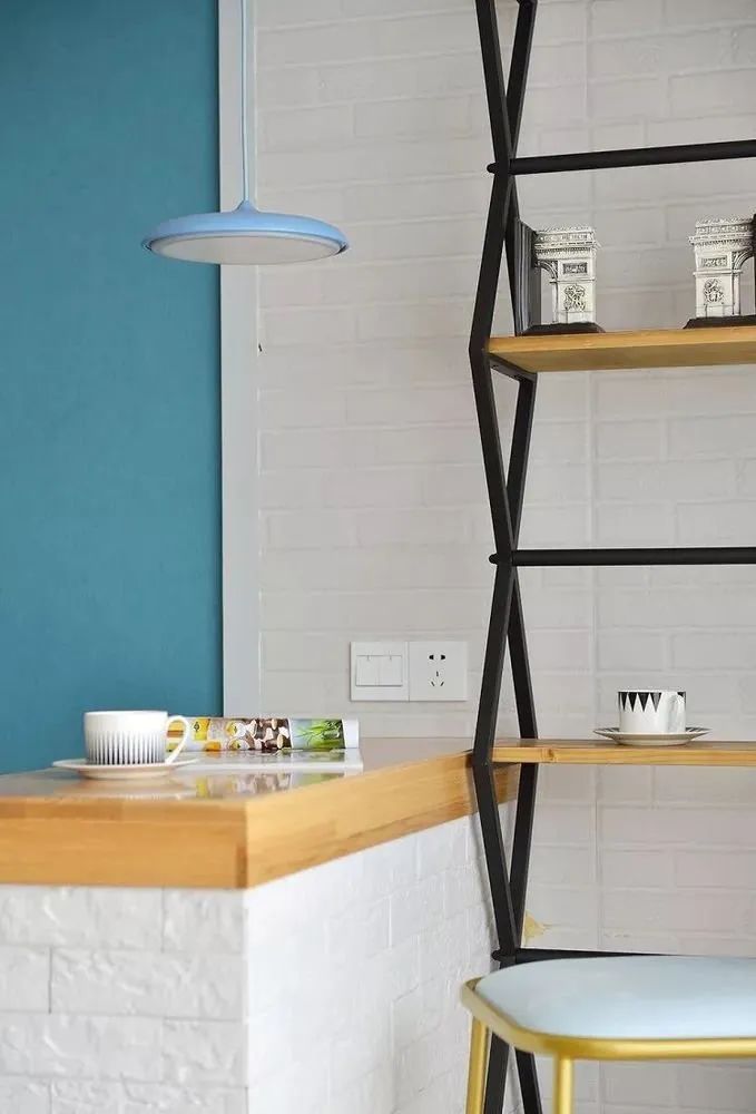 不足一百平北欧三居室,蓝色背景墙设计,视野变大更清新