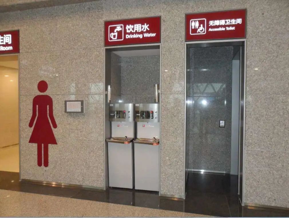 飞机上你不知道的秘密:空姐必须穿丝袜,禁止自带饮用水,粪便“空投”了