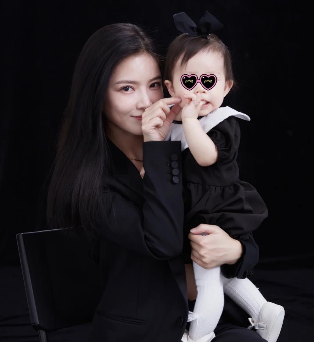 杜淳|杜淳妻子晒母女写真,王灿露小蛮腰大秀身材,女儿软糯可爱像爸爸