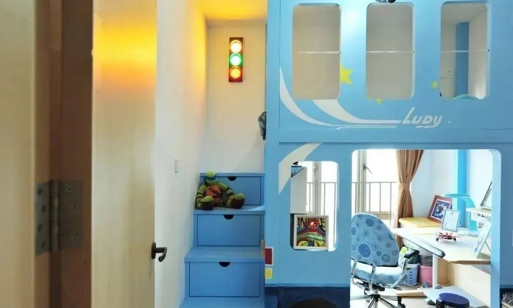 小卧室别再装榻榻米了，人家聪明人这样设计，一样美观实用！