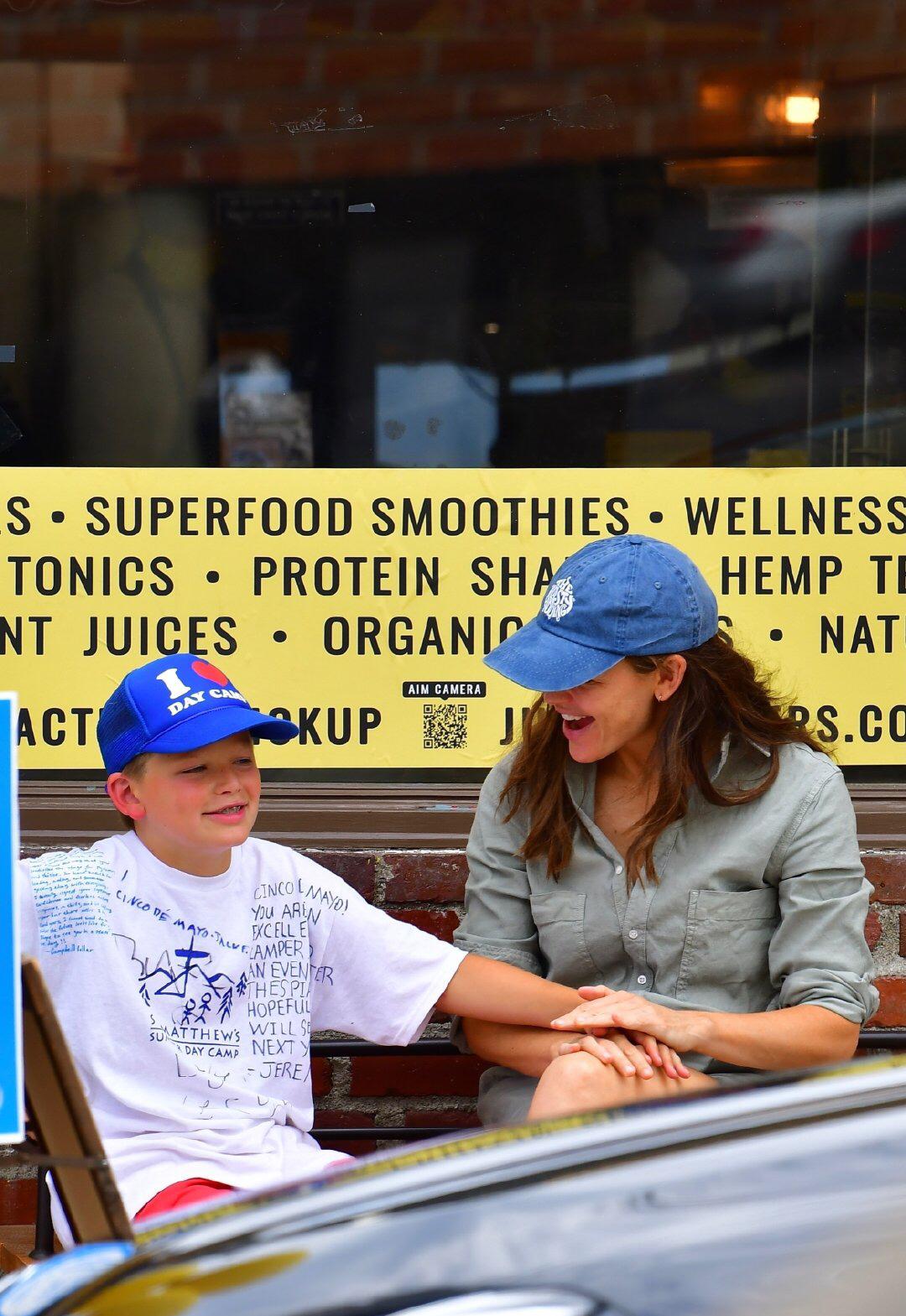 詹妮弗|本妮弗蜜月变带娃暑期游，大本黑眼圈明显，中年人的爱情甜蜜也累