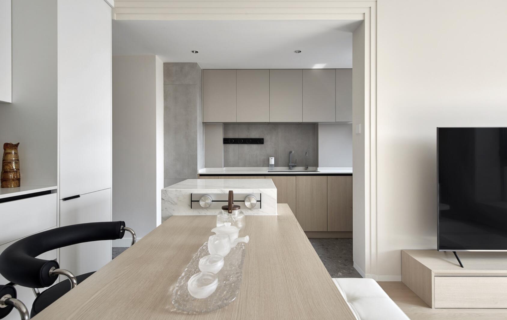 不到70㎡的户型，她却硬要“造”个玄关，完工后，收纳反而多一倍