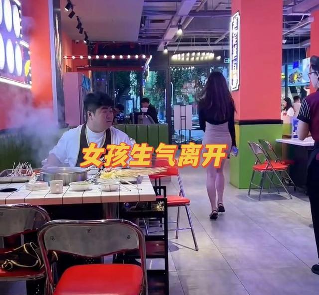 男子跟女朋友吃饭,端着餐具站一边看女孩拍照,网友:你输了