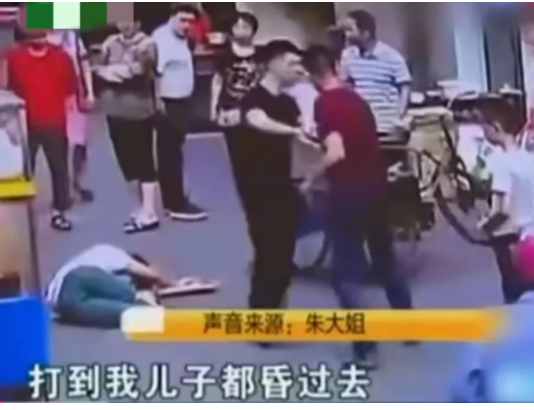 浙江,宁波。在学校附近卖鸡蛋饼的朱大姐,因为饼里夹肉的问题和一个孩子的家长发生争执