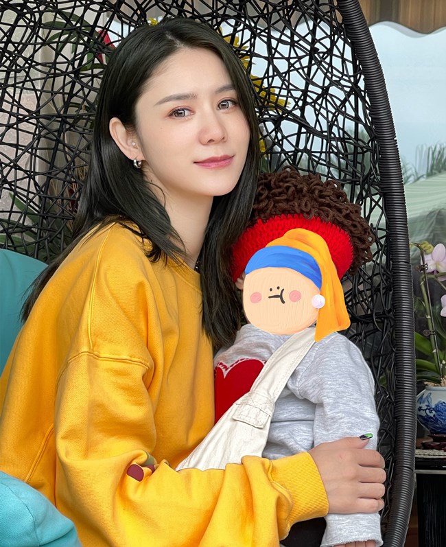 林峰|林峯一家三口过儿童节，张馨月穿百元T恤出镜！女儿一个玩具三万