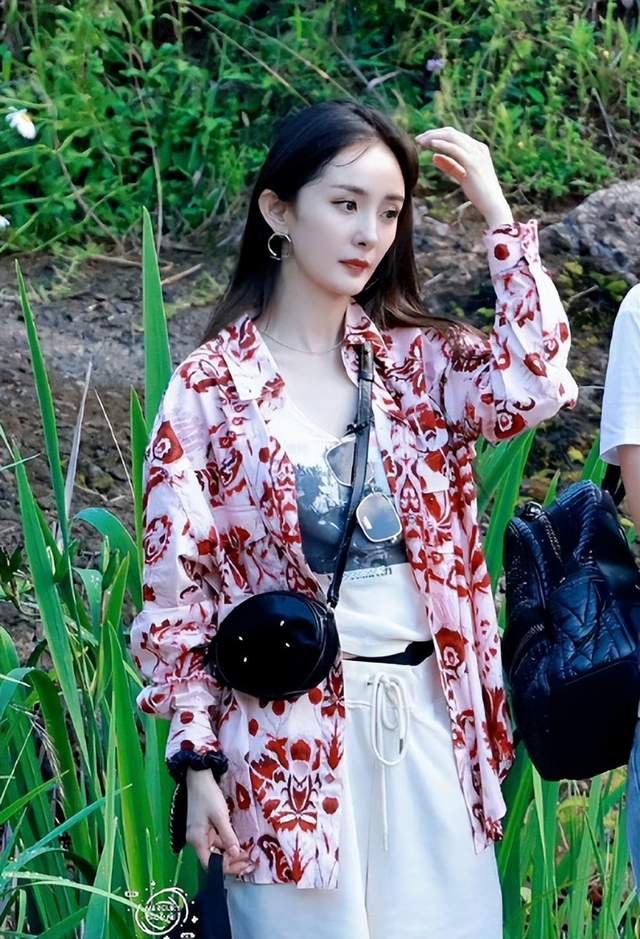 杨幂|杨幂穿花外套户外补妆