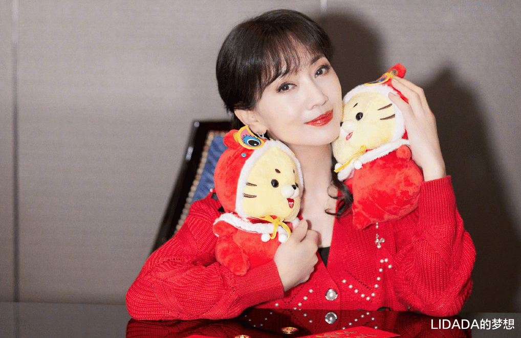 赵雅芝|赵雅芝：带两个儿子再婚嫁黄锦燊，恩爱三十多年生一子，幸福美满