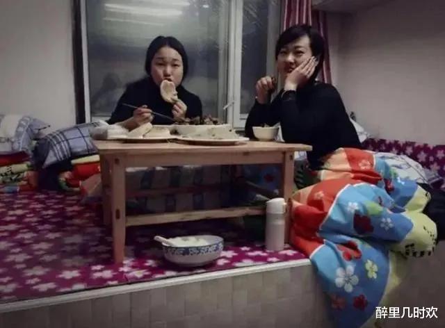 为什么东北人全家睡在一个炕上,两口子不尴尬吗?