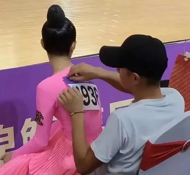 王诗龄|6位父母离异的星二代，王诗龄一年学费25万，甜馨住千万豪宅