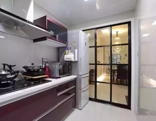 厨房装上推拉门，漂亮又大方，再也不用当心油烟问题！