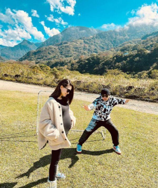 周杰伦|周杰伦娇妻“勇”拼三胎，看完昆凌曝光的近照，普通家庭真学不来