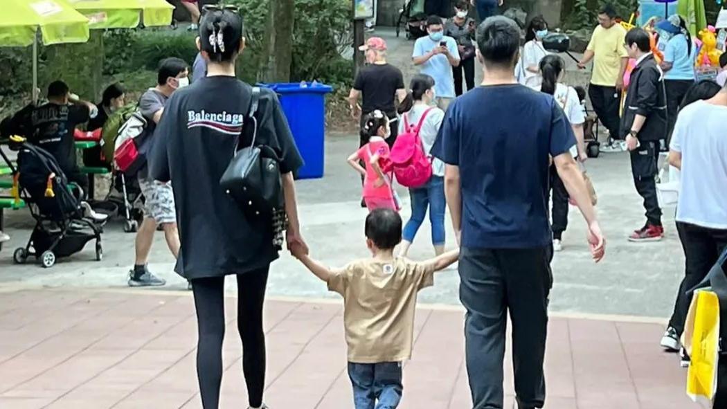 奚梦瑶|奚梦瑶何猷君带儿子游动物园，一家三口牵手同行，画面温馨有爱