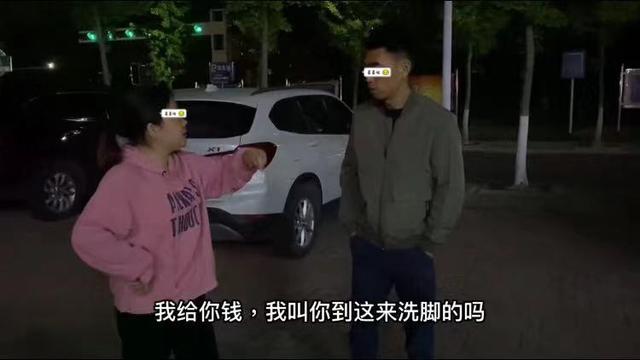 一女子发现丈夫去足浴店洗脚,丈夫解释:我只是来看看,没有花钱