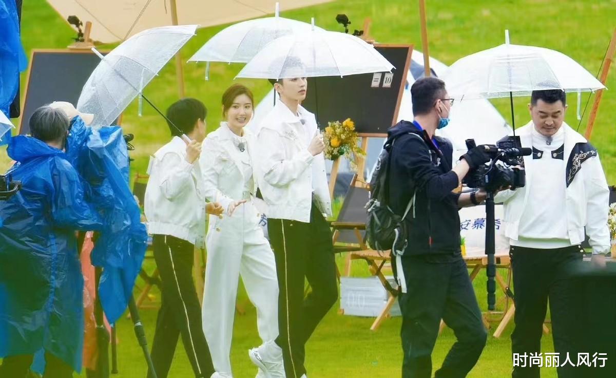 护肤 Baby最新综艺造型又翻车!穿白色不如白鹿美,梳双马尾更用力过猛