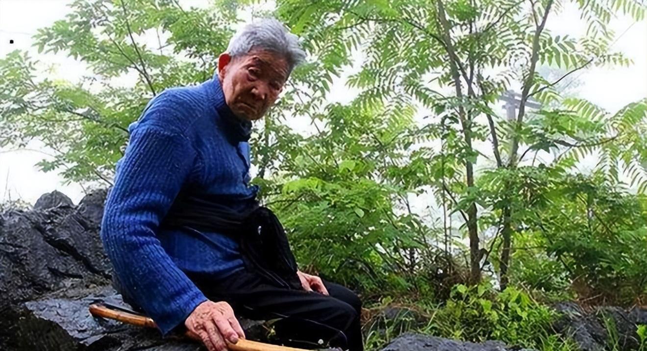 96岁老人用14年花26万修建“活人墓”,晚上睡棺材,白天行医救人