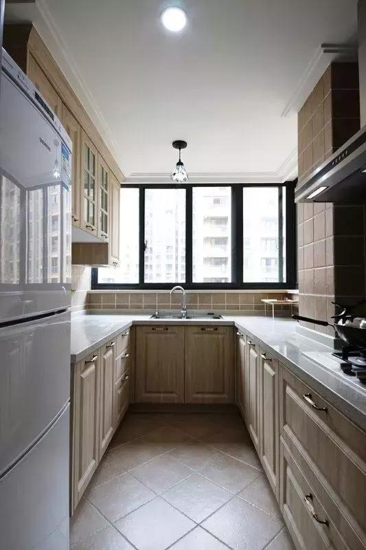 自从老婆在家里装了隐形门后,小偷来我家都是含眼泪走的!