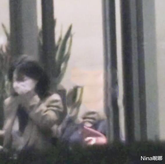 东君懿|王菲聚会！穿西装披头散发像大妈认不出，哭着离开全程靠助理搀扶