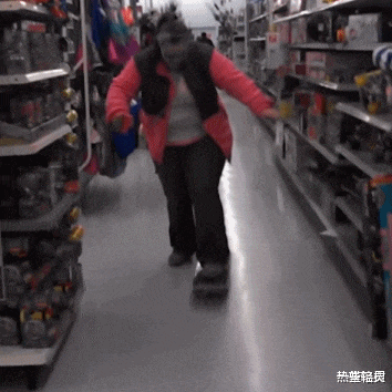“实在找不到伴娘了,就任意抓了一个”满脸写着情愿!!!