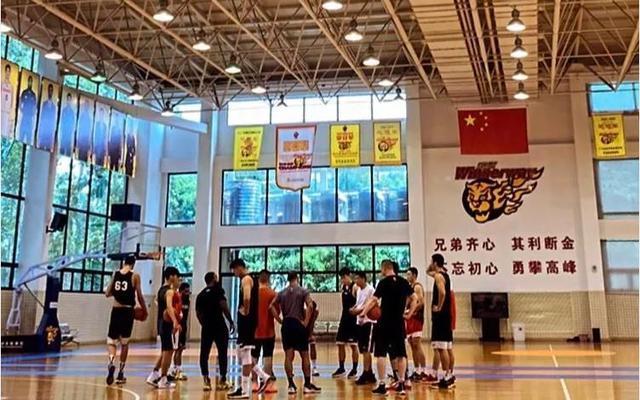 广东男篮|汤杰和刘权标打首发，广东男篮为什么出现这种阵容，是有原因的
