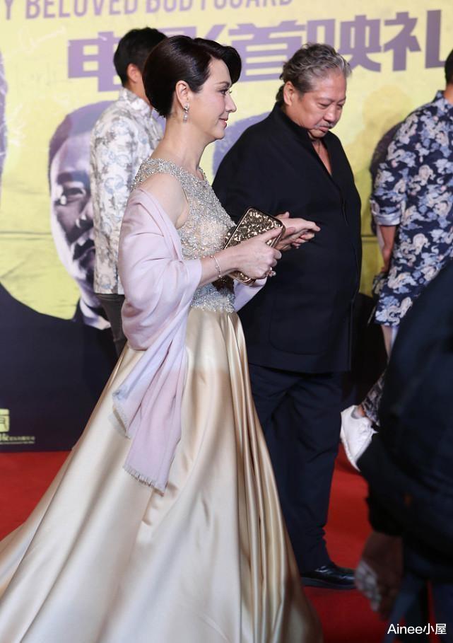 洪金宝|洪金宝二婚老婆真娇贵，都奔六十了穿礼裙还挺美，但肌肤挺真实