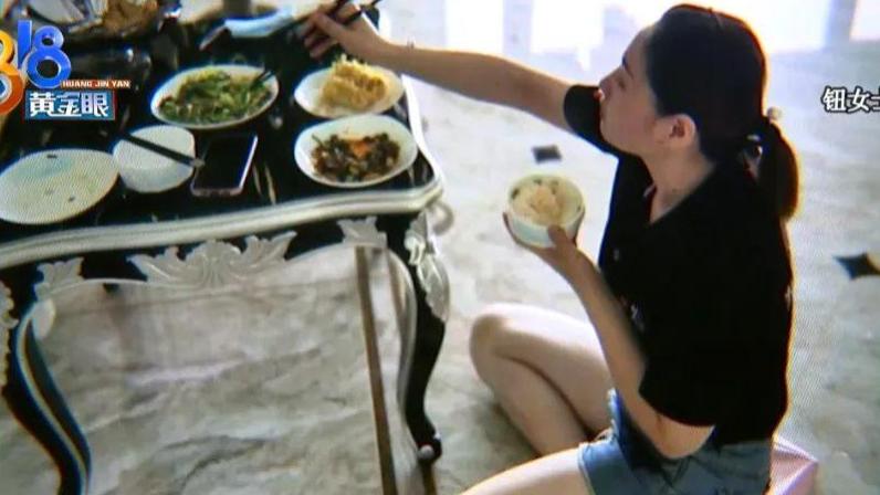 百万装修的豪宅，却只能坐地上吃饭？