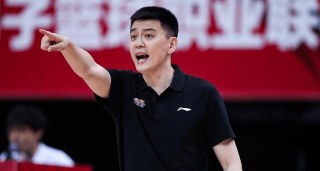 新疆男篮|CBA新疆男篮签约小外援！是辽宁弃将，杨鸣或后悔盲目自信最可怕