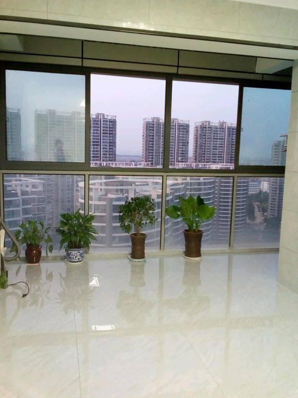 老婆硬要全瓷砖上墙,颜色还是银白的,这效果跟澡堂子有啥区别?