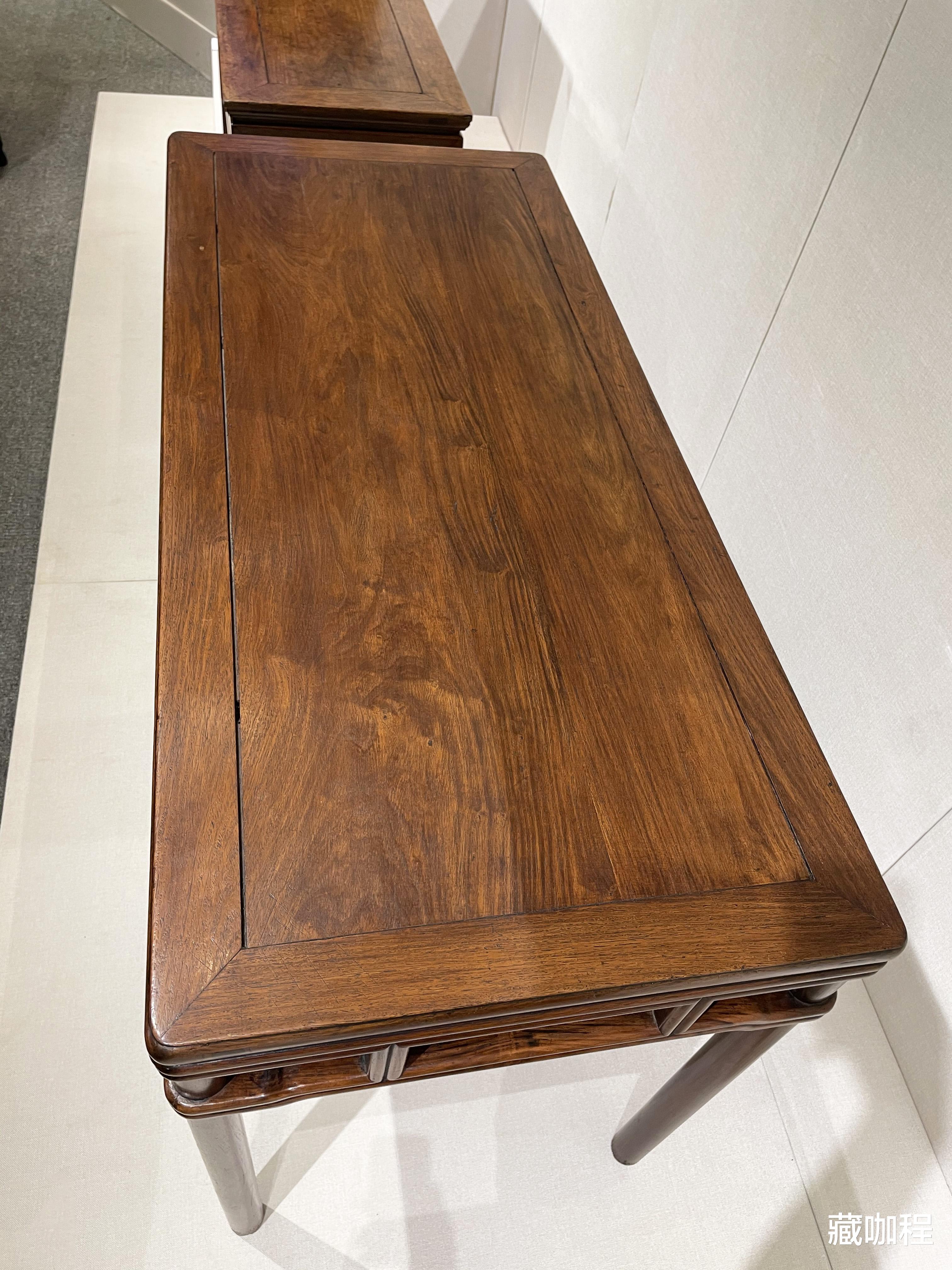 |棕眼较密不疏朗，裹腿做画桌依然是黄花梨