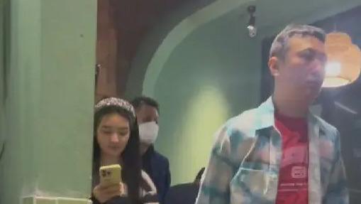 王思聪|王思聪带20岁小女友视察自家餐厅，怒斥工作人员：你当我傻啊
