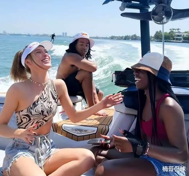 谷爱凌|谷爱凌晒海边冲浪照！穿粉色泳衣展现好身材，工作很忙碌到处奔波