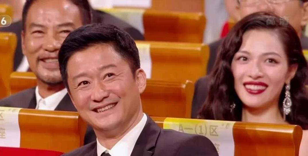 吴京|吴京疑似用苹果手机引起不满，与徐克聚餐，张涵予手夹雪茄显风范