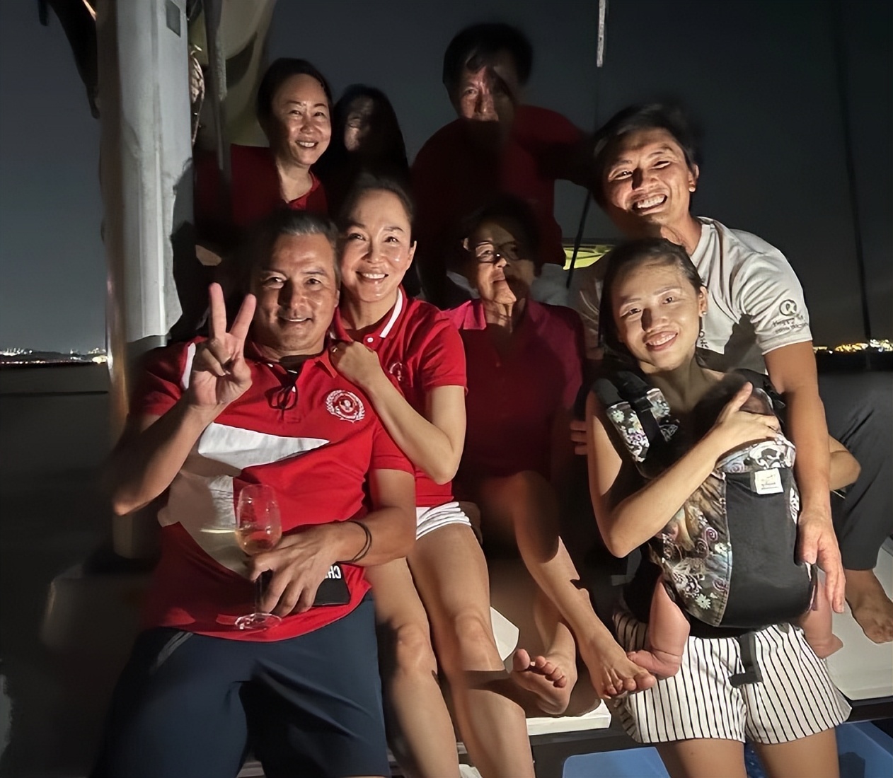 范文芳|范文芳游艇上为儿子庆生！和老公亲密搂抱喝香槟，脸色通红咧嘴笑