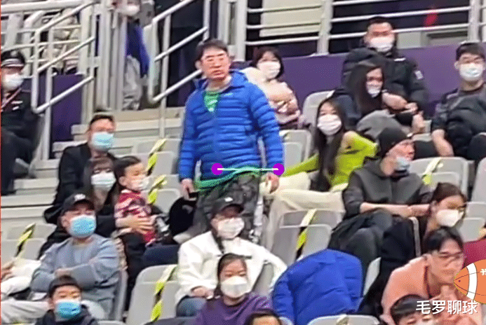 辽宁男篮|辽宁球迷激烈互怼冲突！东北老铁怒斥杨鸣和球员，球打的丧失血性
