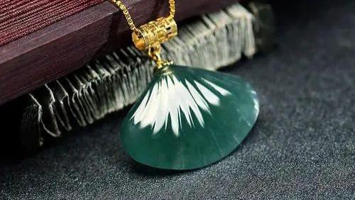 |带你欣赏翡翠界的一股清流——蓝水翡翠！