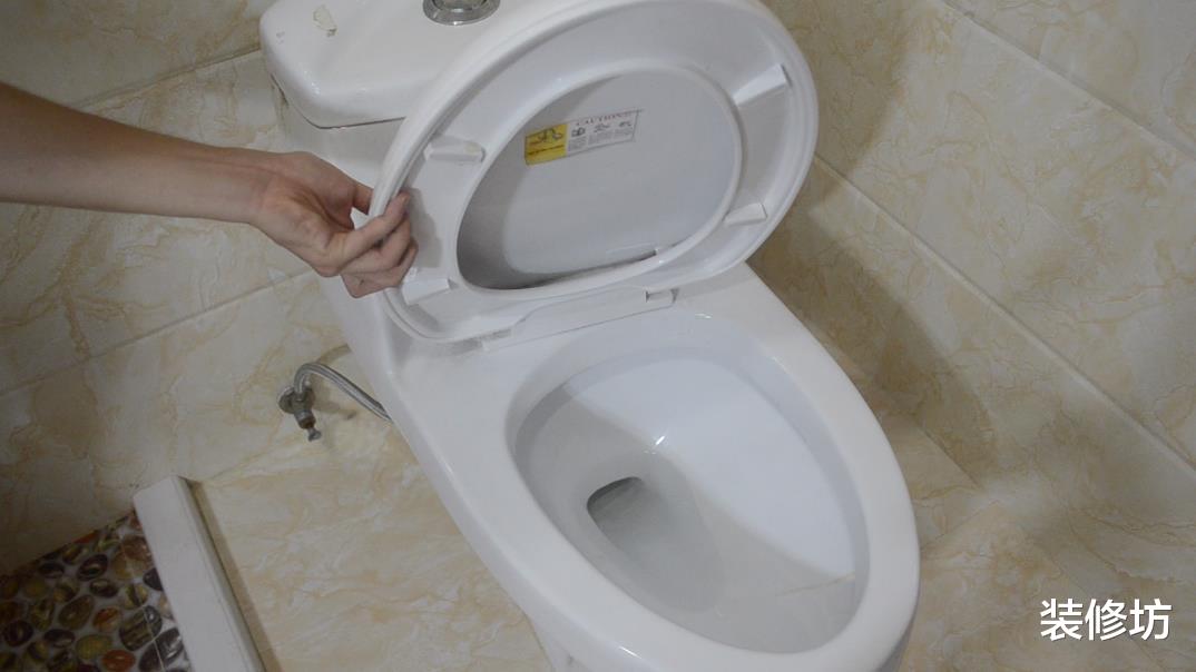 用完马桶,盖子需要放下来吗?很多人不懂,难怪马桶又臭又黄