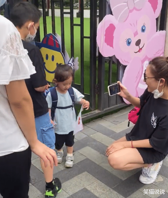 应采儿|应采儿母子长沙被偶遇,小儿子背书包读幼儿园,Jasper越发帅气好像陈小春!