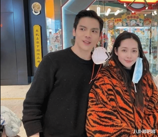 郭碧婷|郭碧婷探班向佐被偶遇，穿宽松外套孕相十足，网友：虎宝宝预订？