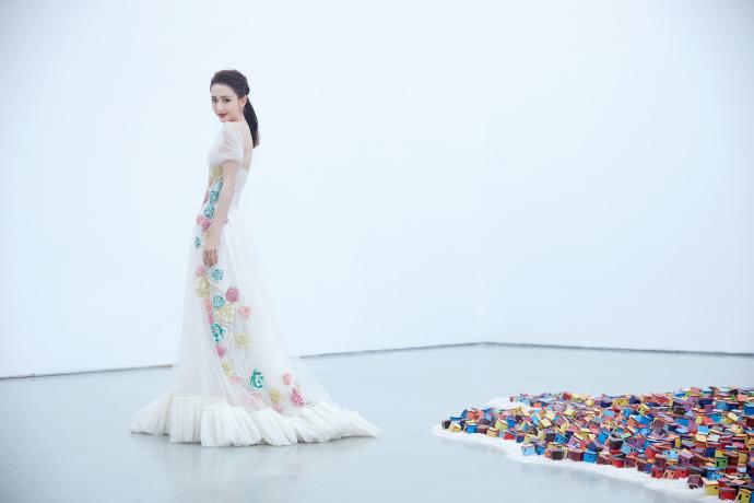 佟丽娅|红毯比拼佟丽娅真美，格纹拖尾裙子优雅俏皮，白色绣花裙难掩仙气