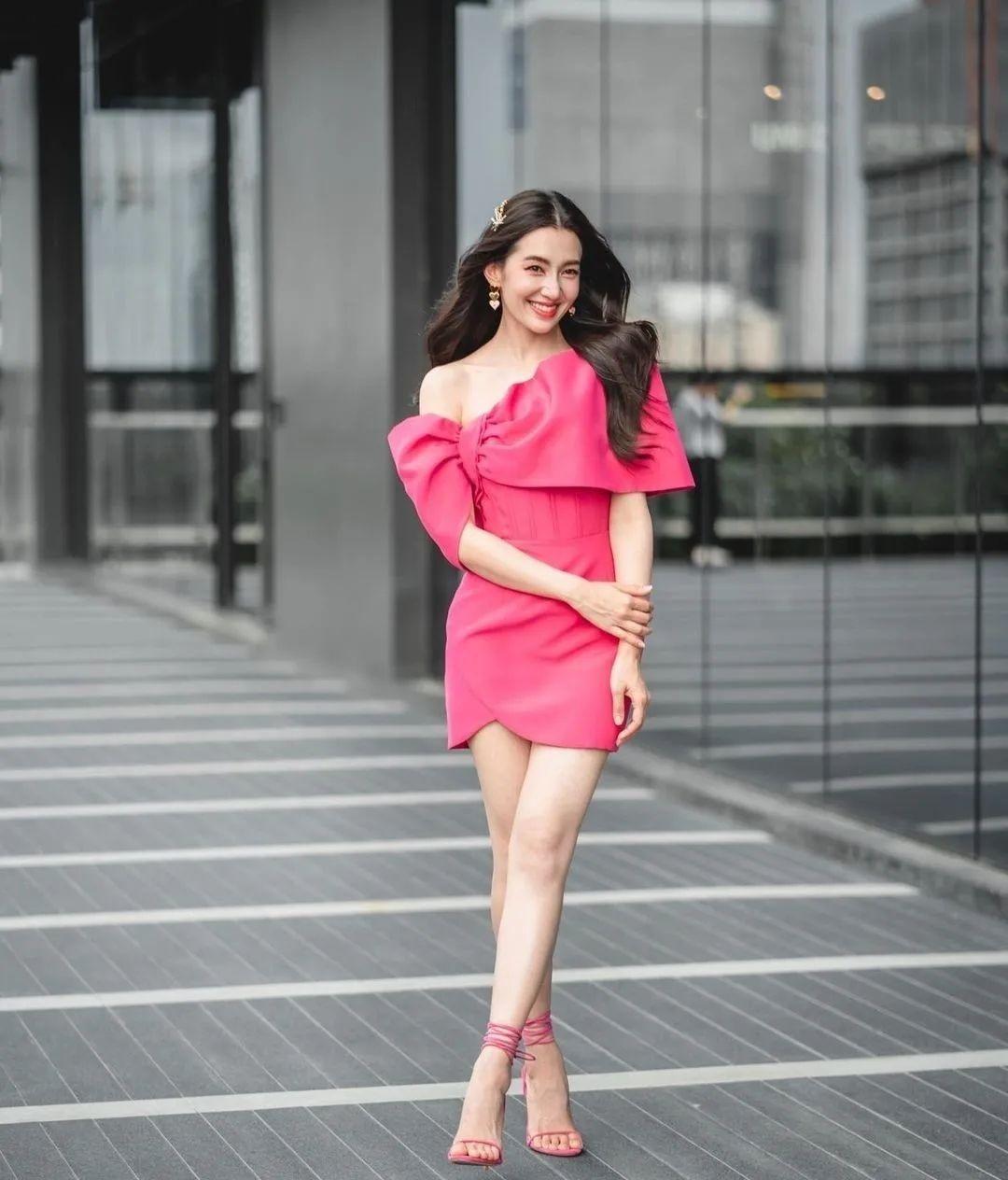 豪门明星|泰国女星Bella现身活动现场 与帅气老挝富豪合影引热议