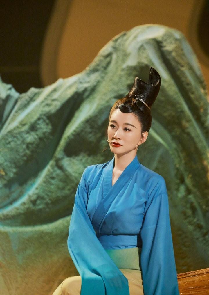 |关晓彤贾玲古装扮相曝光，刘涛眼神诱惑勾人，李小冉秀蚂蚁腰