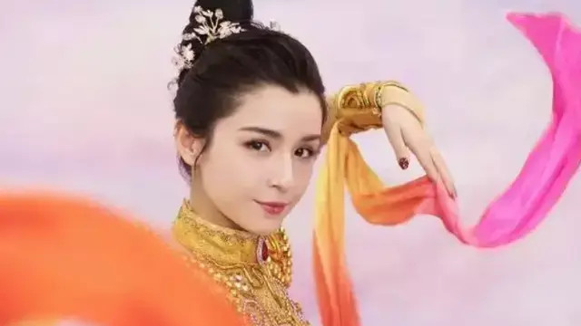 迪丽热巴|因蜡烛门事件名誉尽毁，姥姥离世被网友出言中伤，哈妮克孜怎么了