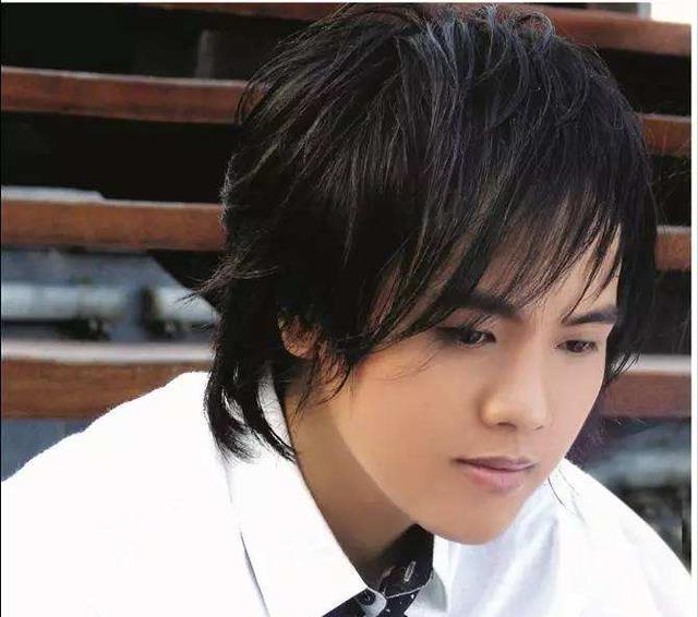 郑源|“彩铃天王”郑源：23岁凭一首歌赚上亿元，29岁成最年轻的教授！