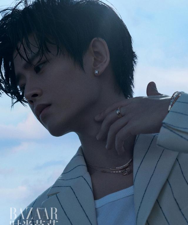 任嘉伦|任嘉伦雨后晴天时尚大片来袭,九张图五一例外好看,这张动图才绝