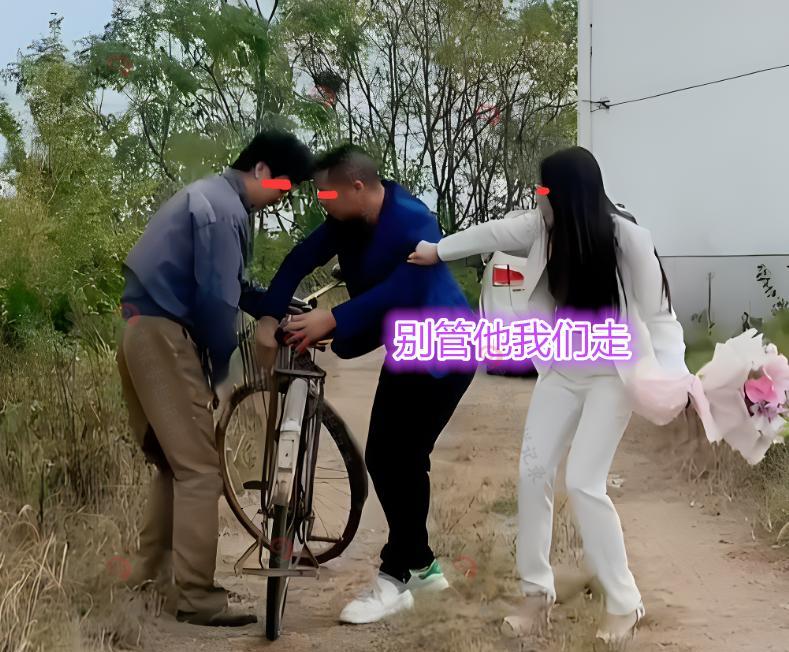 为和前男友进城享福,女子踢踹男友自行车:不想和你过苦日子了